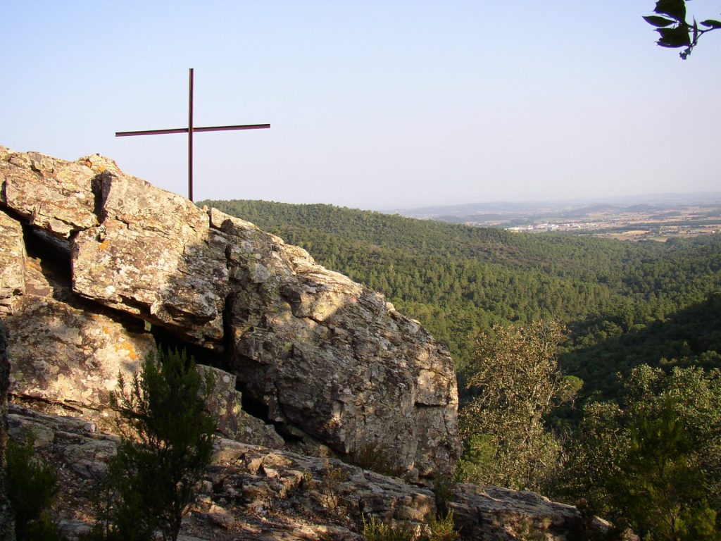 En primer terme trobem la roquera coneguda amb el nom de Roca Filanera. Marcada amb una creu de ferro, des d'aquest punt tenim molt bona vista de l'interior de les Gavarres i fins a la plana. El nom li ve donat per la llegenda que des d'aquí una velleta filava i avisava als lladres quan pujava un carro per assaltar-lo.
