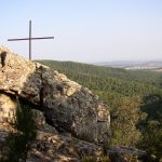 En primer terme trobem la roquera coneguda amb el nom de Roca Filanera. Marcada amb una creu de ferro, des d'aquest punt tenim molt bona vista de l'interior de les Gavarres i fins a la plana. El nom li ve donat per la llegenda que des d'aquí una velleta filava i avisava als lladres quan pujava un carro per assaltar-lo.