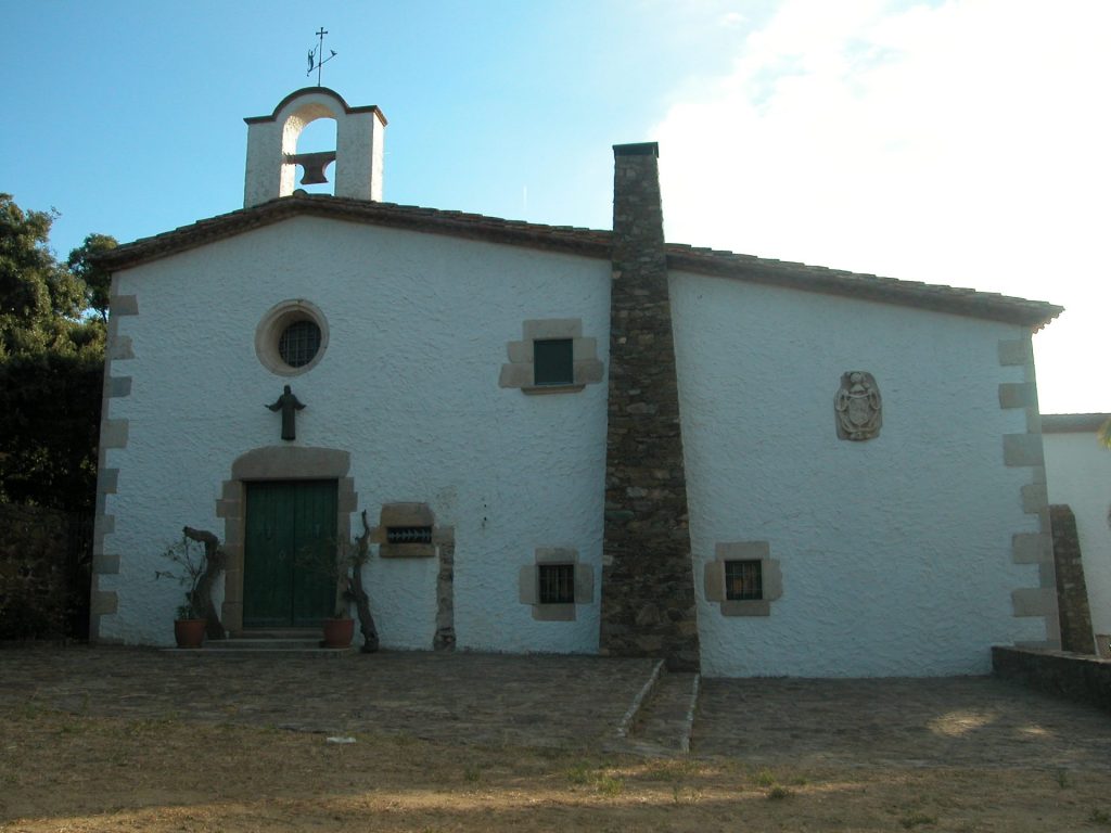 Santa Maria de Bell-lloc consta d'una façana encalada on hi destaquen les obertures. La porta, quatre finestres i el rosetó adovellats. A sobre la taulada i destaca el campanar i una xemeneia. Això és perquè l'ermita s'hi annexà a la casa de l'ermità. El temple d'una sola nau es va construir pels volts del segle XIII, però al 1758 s'hi fa la restauració que li dóna l'aspecte actual. És un lloc de gran devoció per la gent de Palamós i entorns.