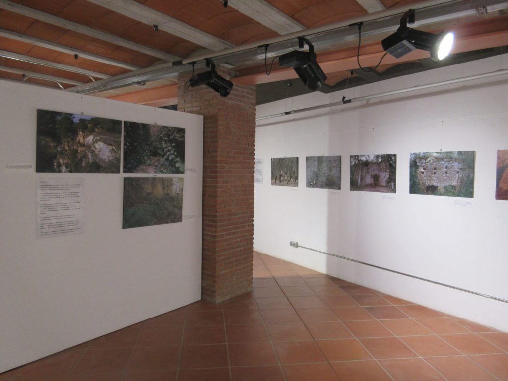 Fotografia on es mostra una part de l'exposició de fotografies muntada al Museu de la Terrissa de Quart.