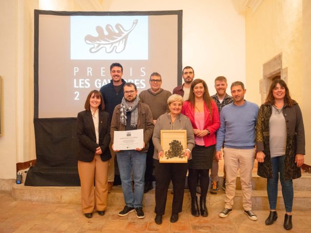 Imatge de cloenda de l'acte dels Premis Les Gavarres 2023 celebrat a l'Església de Santa Maria de Fonteta; amb els guanyadors i representants polítics.