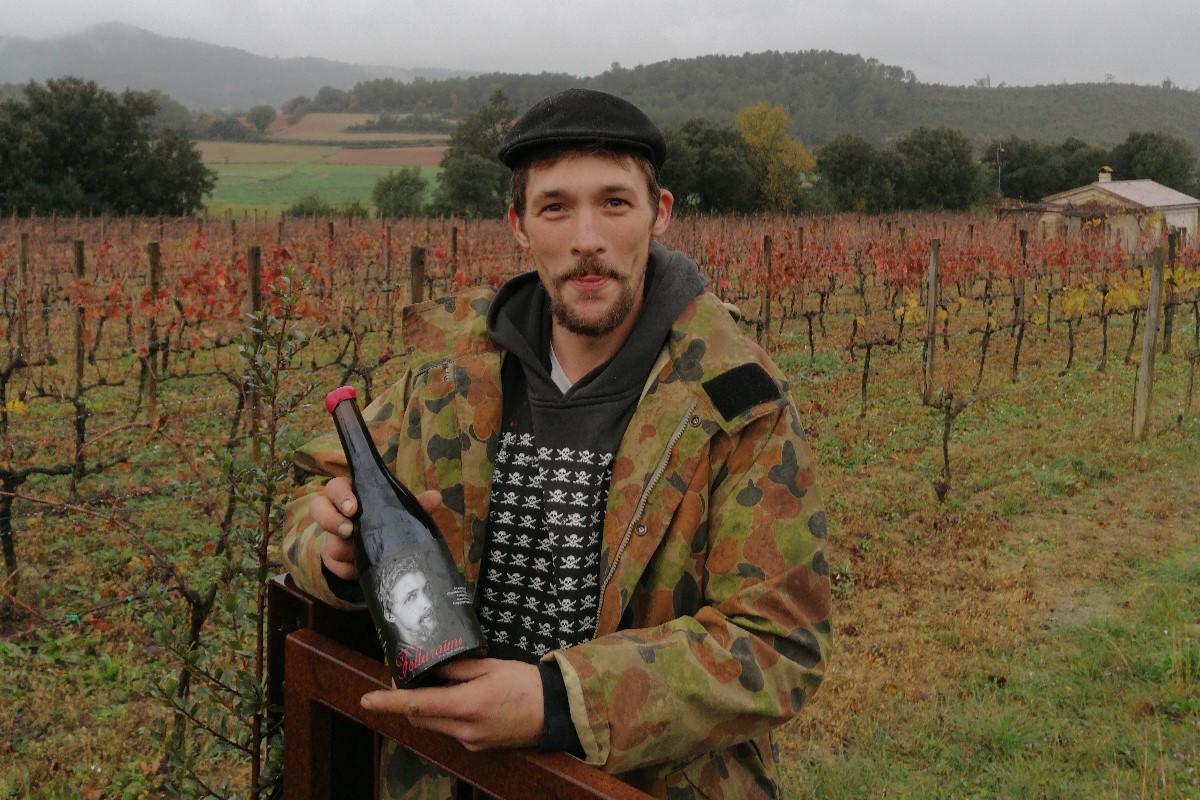 Viticultor ensenyant l'ampolla de vi