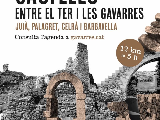 Cartell de l'activitat "Castells, entre el Ter i les Gavarres" on es veuen detalls dels edificis i unes cames d'excursionistes.