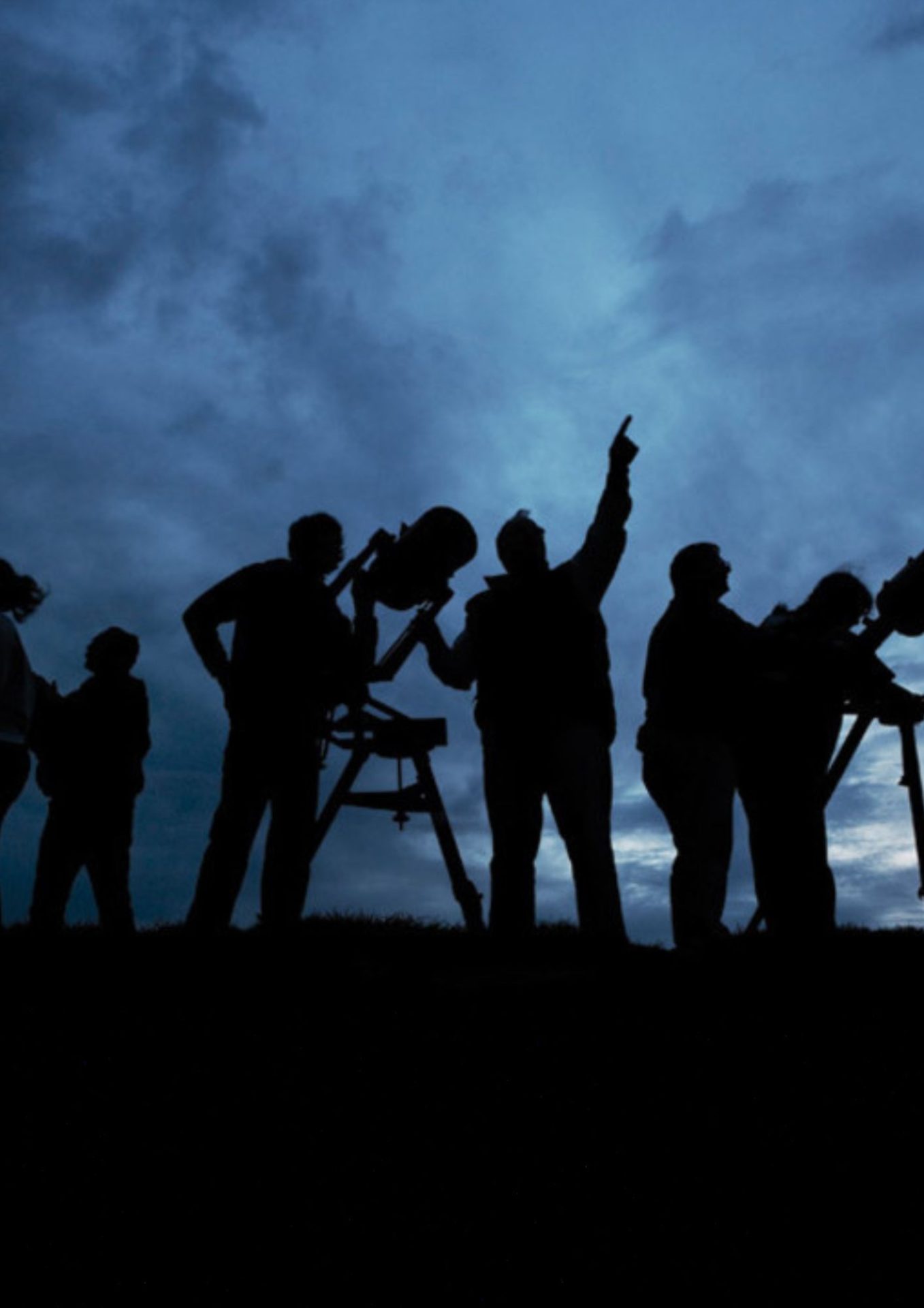 Grup de persones observant el cel.